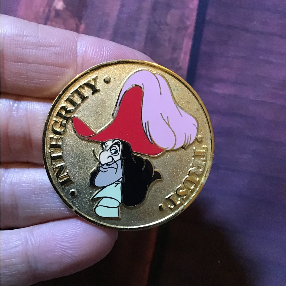 Disney  auction gold medallion integrity trust Captain Hook pin limited edition